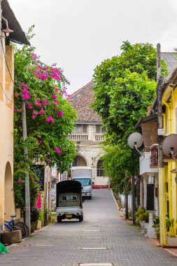 GALLE, SRI LANKA - 28 Eylül 2016: Hollanda Galle Kalesi 'nde (UNESCO Dünya Mirası Alanı) bulutlu bir günde küçük eski rahat cadde).