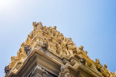 Boyanmamış bir Hindu tapınağının alt manzarası.