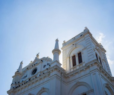 Mavi gökyüzüne karşı Meeran Jumma Mescid Camii cephesi.