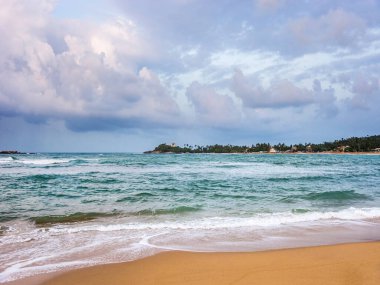 Bulutlu bir sabahta Unawatuna plajı