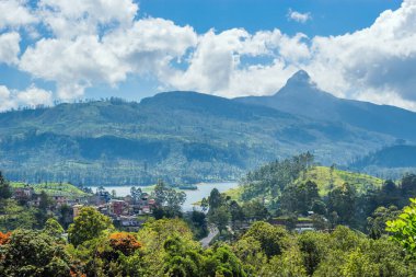 Maskeliya kasabası ve Adam 'ın zirvesi güneşli bir günde ufukta.