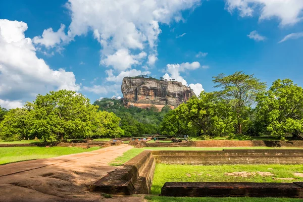 Pevnost Lion Rock Zahradami Sigiriya Popředí Srí Lanka — Stock fotografie