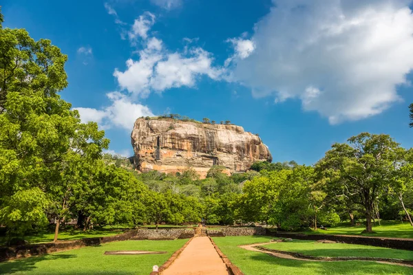 Крепость Скала Льва Садами Сигирии Переднем Плане Шри Ланка — стоковое фото