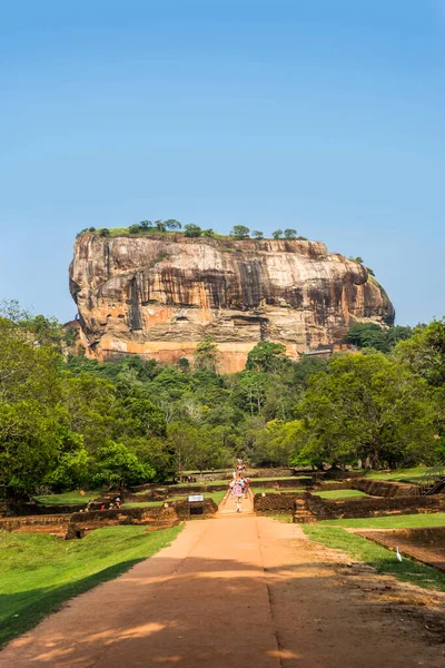 Fortaleza Lion Rock Sigiriya Com Jardins Sigiriya Primeiro Plano — Fotografia de Stock
