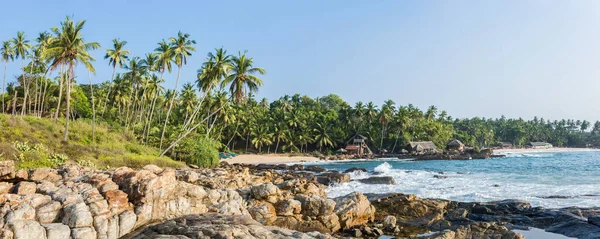 斯里兰卡拥有热带旧平房和传统木制渔船的海滩全景 — 图库照片