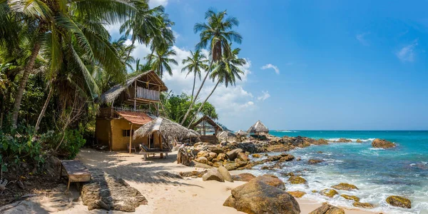 Bungalow Tropical Avec Des Lits Plage Sous Toit Sur Rive — Photo