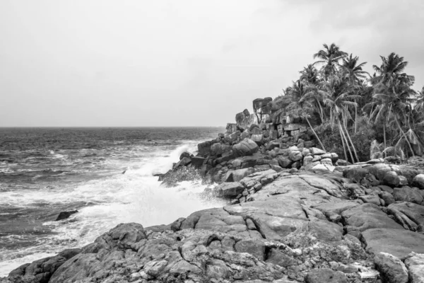 在暴风雨的日子里海浪冲刷着岩石海岸 — 图库照片