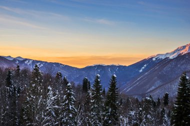 Akşamları Fisht Dağı. Gazprom kayak merkezi, Krasnaya polyana, Rusya.