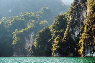 Khao Sok Ulusal Parkı 'ndaki açık mavi suların üzerindeki Karst dağları, Cheo Lan Gölü, Tayland