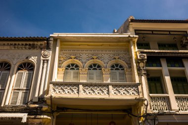 Phuket Old Town, Tayland 'da eski bir Portekiz tarzı evin önünde..