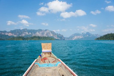 Manzara ve uzun kuyruklu tekne Khao Sok Ulusal Parkı, Surat Thani Eyaleti, Tayland.