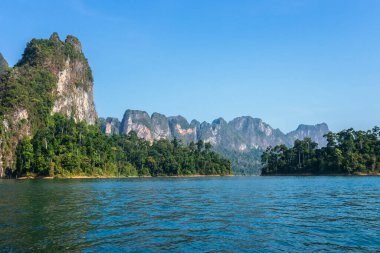 Khao Sok Ulusal Parkı 'ndaki açık mavi suların üzerindeki Karst dağları, Cheo Lan Gölü, Tayland