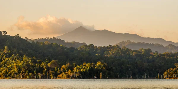 Tropical Cheo Lan Lake Sunrise Mountains Horizon Khao Sok National — Fotografia de Stock