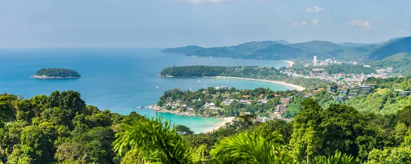 Patong Sahili, Karon Sahili ve Kata Sahili. Tayland, Phuket Adası 'ndaki Karon Bakış Alanı' ndan panoramik manzara.