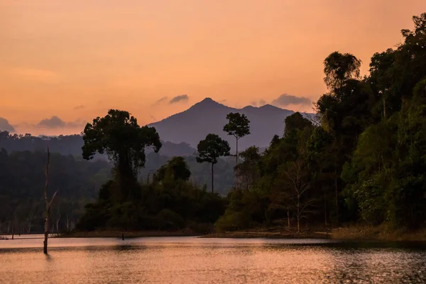 Sunrise Tropical Cheo Lan Lake Khao Sok National Park Thailand — Fotografia de Stock