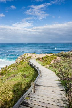 Güneşli bir günde Cape Point 'ten Ümit Burnu' na bir rota. Batı Burnu Bölgesi, Güney Afrika.