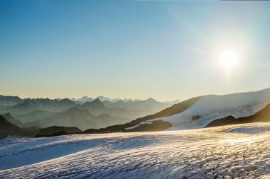 Mt. Elbrus buzulları, Kafkasya dağlarına karşı, gün batımından önceki akşam. 