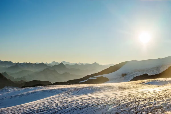 Elbrus Ledovcová Pole Proti Kavkazským Horám Večer Před Západem Slunce — Stock fotografie