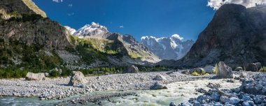 Yazın güneşli bir günde Skhelda Vadisi. Prielbrusie Ulusal Parkı, Kabardino-Balkaria, Rusya 'dan panoramik manzara.