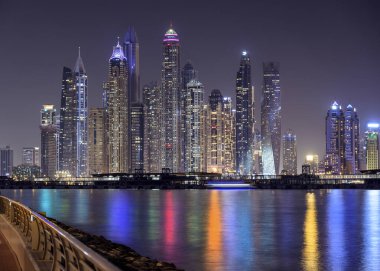 DUBAI, BAE - 28 Ekim 20.Dubai Marina gece sahnesi şehir ışıklarıyla, Orta Doğu 'da lüks yüksek teknoloji kasabası, Birleşik Arap Emirlikleri mimarisi. Dubai Marina şehri, BAE