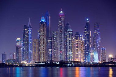 DUBAI, BAE - 28 Ekim 2020. Dubai Marina gece sahnesi şehir ışıkları, Orta Doğu 'da lüks yüksek teknoloji kasabası, Birleşik Arap Emirlikleri mimarisi. Dubai Marina şehri, BAE