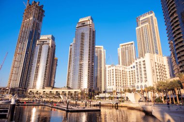 1 Aralık 20.Dubai deresi limanı seddi döşeme güvertesi, oteller, dükkanlar ve akşam saatlerinde Dubai deresi limanı, Ras al khor, Dubai, BAE.