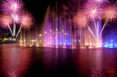 13 Kasım 2020, Nokta, Dubai. Gösterişli havai fişeklerin ve renkli dans eden çeşmelerin manzarası Sivri Palmiye Jumeirah, Dubai, uae 'deki Diwali kutlamalarında.