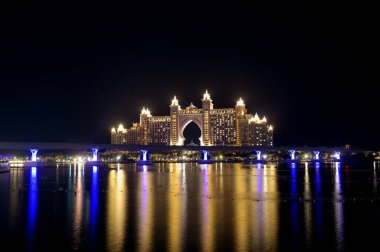 Dubai - BAE. 13 Kasım 2020 'de. The Pointe Palm Jumeirah 'ın renkli yansıması ile Atlantis Oteli manzarası.