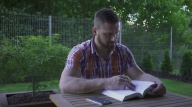Adam telefon kitap ve Cevaplar okuma.