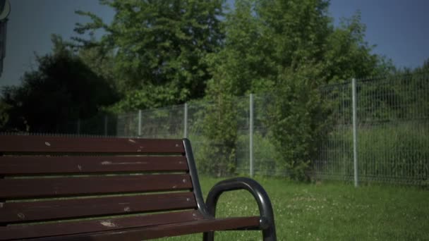 Homme assis sur un banc de bois . — Video