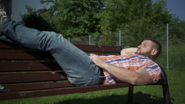 El hombre contesta el teléfono durante la siesta . — Vídeos de Stock