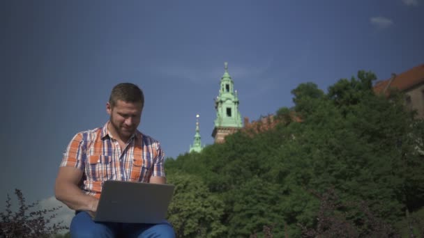 Hombre escribiendo en el ordenador portátil . — Vídeos de Stock