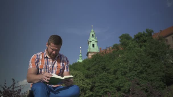 Людина читання книги — стокове відео