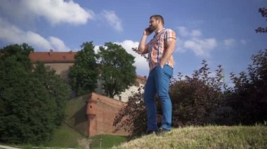 Telefonda konuşan adam..