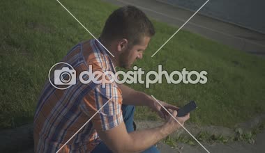 Nehrin yanında adam arama telefon.