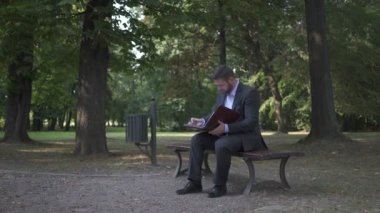 İşadamı parkta iş tamamlandıktan.