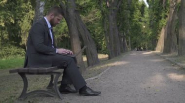 İşadamı laptop parkta bankta oturmuş, çalışma.