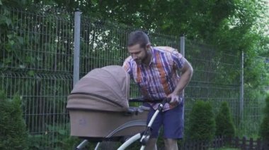 Stoller, bahçede çocuk adamla.