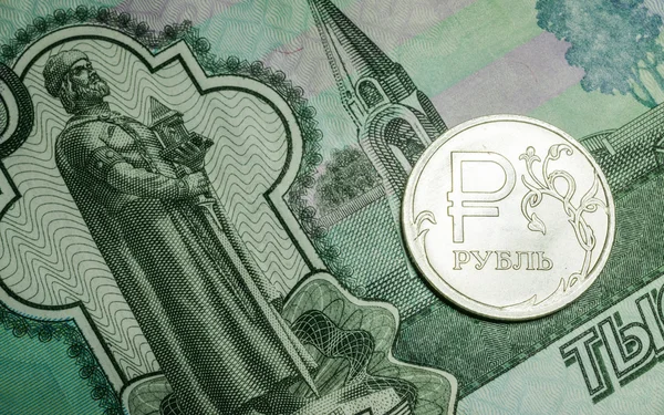 Monedas y billetes de rublo rusos — Foto de Stock