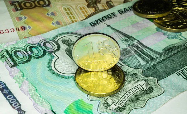 Russische roebel munten en bankbiljetten — Stockfoto