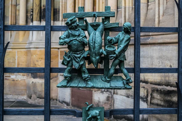 Estatua del signo del zodíaco en la barandilla de la catedral de San Vito — Foto de Stock