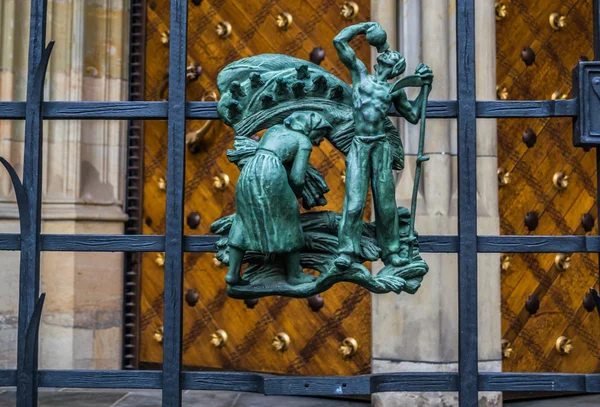 Estatua del signo del zodíaco en la barandilla de la catedral de San Vito — Foto de Stock