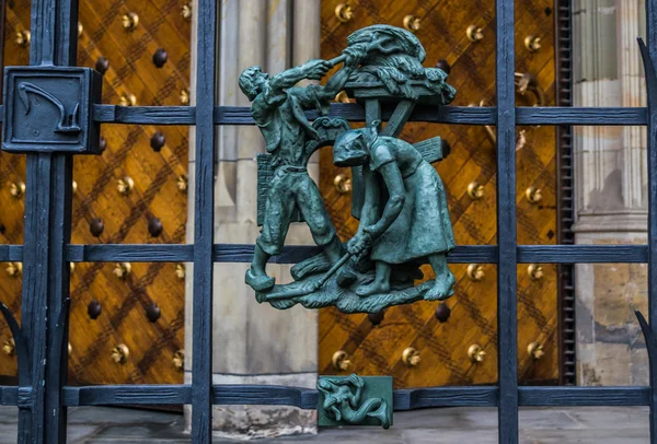 Estatua del signo del zodíaco en la barandilla de la catedral de San Vito — Foto de Stock