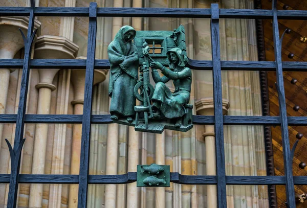 Zodyak işareti heykelin Saint Vitus Katedrali korkuluk üzerine — Stok fotoğraf