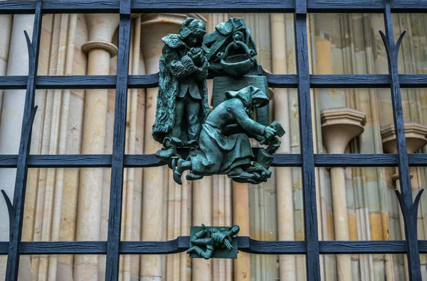 Estatua del signo del zodíaco en la barandilla de la catedral de San Vito — Foto de Stock