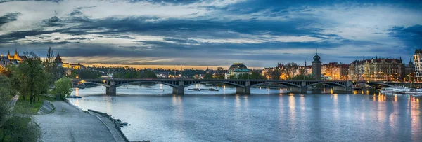 Пражский мост вечером — стоковое фото