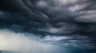 Yaz akşamları Baykal Gölü üzerinde nefes kesen şiddetli yağmur Undulatus asperatus bulutları