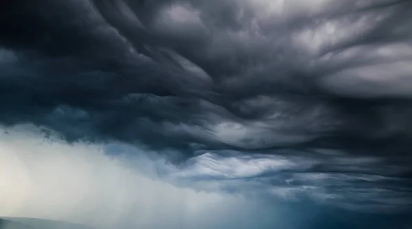 Impresionante Lluvia Fuerte Undulatus Asperatus Nubes Sobre Lago Baikal Durante — Foto de Stock