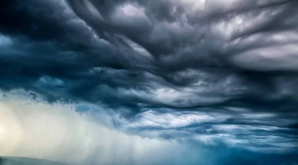 Pioggia Forte Mozzafiato Nuvole Undulatus Asperatus Sul Lago Baikal Durante — Foto Stock