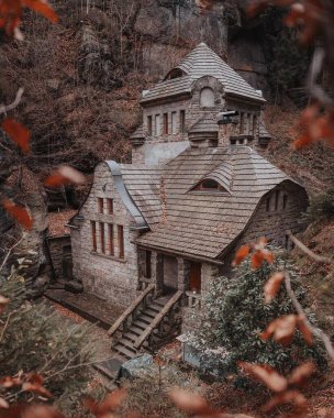 Çek Cumhuriyeti 'nin Kamenice Nehri, Bohemian İsviçre' deki Sakson İsviçre 'deki Kamnitz Vadisi' nde eski bir pansiyon..